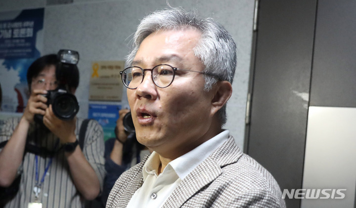 [서울=뉴시스] 추상철 기자 = 최강욱 더불어민주당 의원이 5일 오전 서울 여의도 국회의원회관 의원실로 들어서며 취재진의 질문에 답변하고 있다. 2023.06.05. scchoo@newsis.com