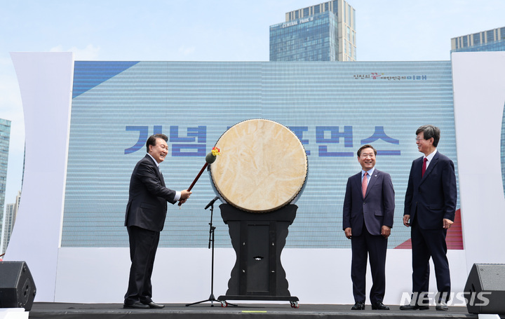 [인천=뉴시스] 홍효식 기자 = 윤석열 대통령이 5일 인천 송도 센트럴파크 UN광장에서 열린 재외동포청 개청 기념행사에서 대형 북을 세번 치는 퍼포먼스를 하고 있다. 왼쪽부터 윤 대통령, 유정복 인천시장, 이기철 신임 재외동포청장. (대통령실통신사진기자단) 2023.06.05. yesphoto@newsis.com