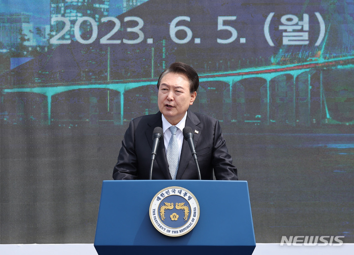 [인천=뉴시스] 홍효식 기자 = 윤석열 대통령이 5일 인천 송도 센트럴파크 UN광장에서 열린 재외동포청 개청 기념행사에서 축사하고 있다. (대통령실통신사진기자단) 2023.06.05. yesphoto@newsis.com