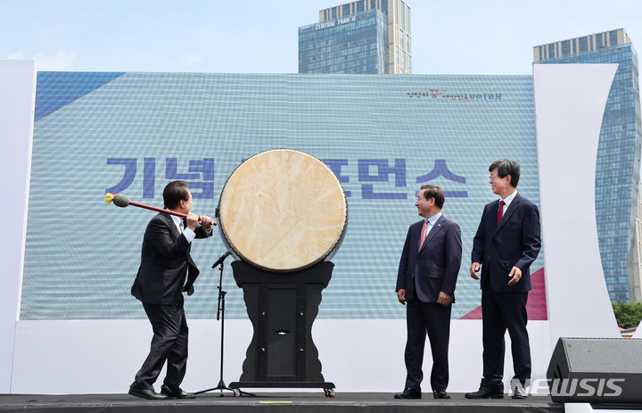 [인천=뉴시스] 홍효식 기자 = 윤석열 대통령이 5일 인천 송도 센트럴파크 UN광장에서 열린 재외동포청 개청 기념행사에서 대형 북을 세번 치는 퍼포먼스를 하고 있다. 왼쪽부터 윤 대통령, 유정복 인천시장, 이기철 신임 재외동포청장. (대통령실통신사진기자단) 2023.06.05. yesphoto@newsis.com