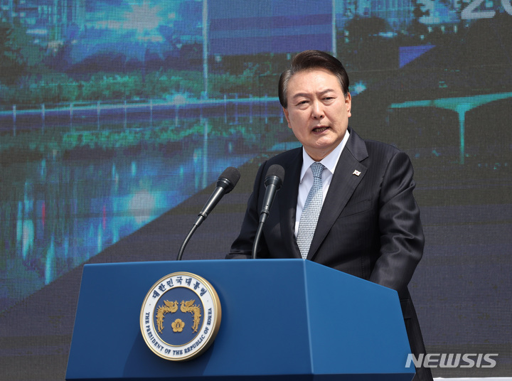 [인천=뉴시스] 홍효식 기자 = 윤석열 대통령이 5일 인천 송도 센트럴파크 UN광장에서 열린 재외동포청 개청 기념행사에서 축사하고 있다. (대통령실통신사진기자단) 2023.06.05. yesphoto@newsis.com