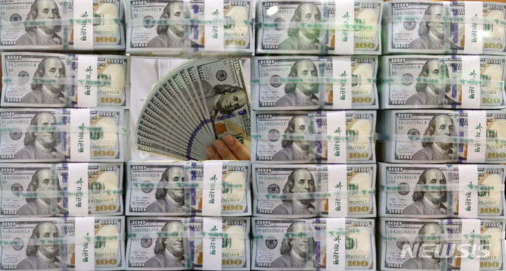 [서울=뉴시스] 김명년 기자 = 5일 오전 서울 중구 하나은행 위변조대응센터에서 직원이 달러화를 정리하고 있다. 한국은행이 이날 발표한 외환보유액 통계에 따르면 5월 말 기준 우리나라의 외환보유액은 4209억8000만 달러로 전월말(4266억8000만 달러)보다 57억 달러 감소했다. 2022.06.05 kmn@newsis.com