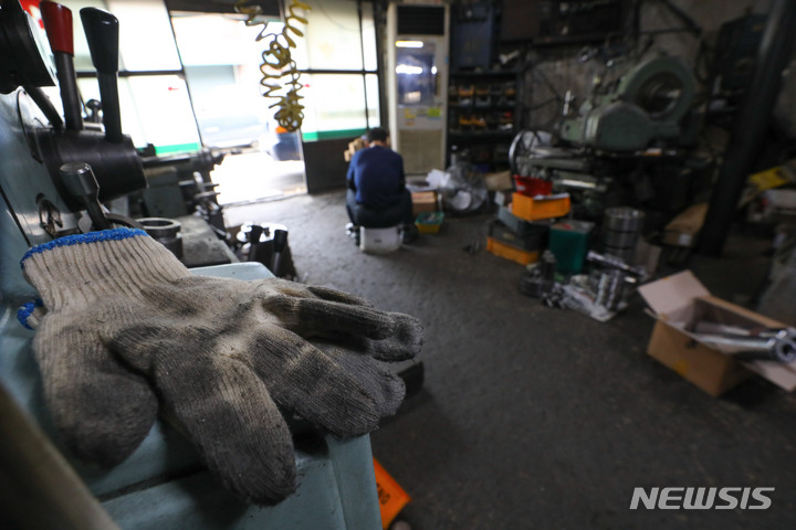 [서울=뉴시스] 황준선 기자 = 지난 2023년 6월 5일 오전 서울 영등포구 문래동 철공소 밀집지역의 한 금속 제조·가공 업체에서 업주가 업무를 보고 있다. (사진은 기사와 직접 관련이 없습니다.) 2025.12.10. hwang@newsis.com