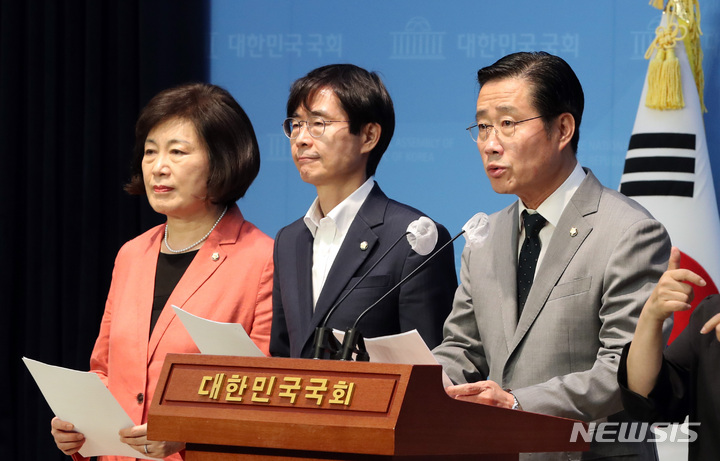 [서울=뉴시스] 전진환 기자 = 국회 교육위원회 소속 국민의힘 의원들이 6일 오전 서울 여의도 국회 소통관에서 김남국 의원의 국회 교육위원회 보임 철회 촉구 기자회견을 하고 있다. 왼쪽부터 정경희, 조경태, 이태규 의원. 2023.06.05. amin2@newsis.com