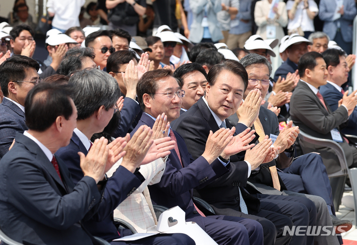 [인천=뉴시스] 홍효식 기자 = 윤석열 대통령이 5일 인천 송도 센트럴파크 UN광장에서 열린 재외동포청 개청 기념행사에서 박수치고 있다. (대통령실통신사진기자단) 2023.06.05. yesphoto@newsis.com