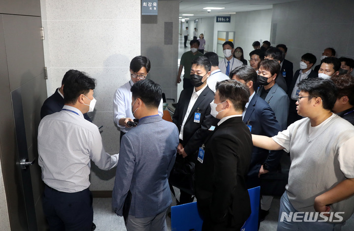 [서울=뉴시스] 추상철 기자 = 경찰이 5일 오전 서울 여의도 국회에서 '한동훈 장관 개인정보 유출'과 관련 최강욱 더불어민주당 의원실에 대한 압수수색을 시도하고 있다. 2023.06.05. scchoo@newsis.com