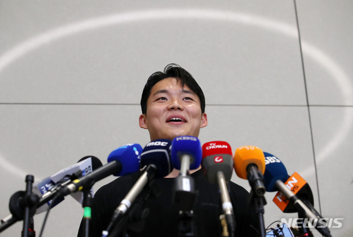 [인천공항=뉴시스] 조성우 기자 = 스코틀랜드 프로축구 셀틱에서 뛰고 있는 오현규가 5일 오후 인천국제공항 제2여객터미널을 통해 귀국한 뒤 취재진과 인터뷰를 진행하고 있다. 2023.06.05. xconfind@newsis.com