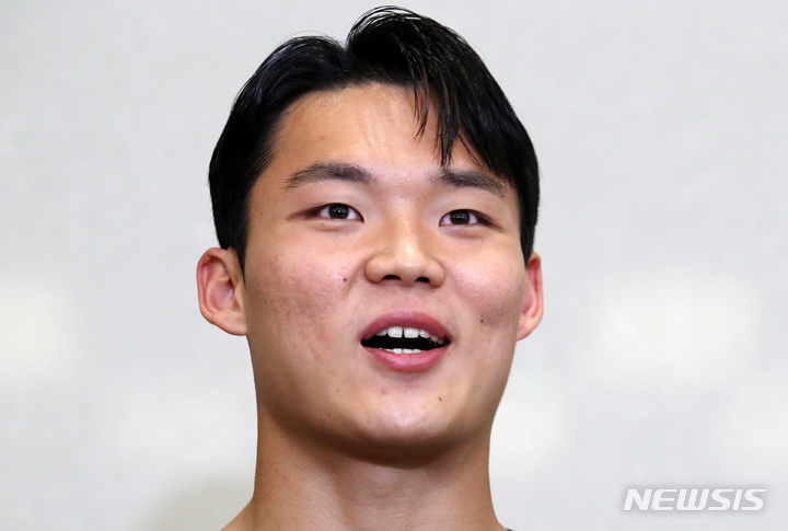 [인천공항=뉴시스] 조성우 기자 = 스코틀랜드 프로축구 셀틱에서 뛰고 있는 오현규가 2023년 6월 5일 오후 인천국제공항 제2여객터미널을 통해 귀국한 뒤 취재진과 인터뷰를 진행하고 있다. 2023.06.05. xconfind@newsis.com