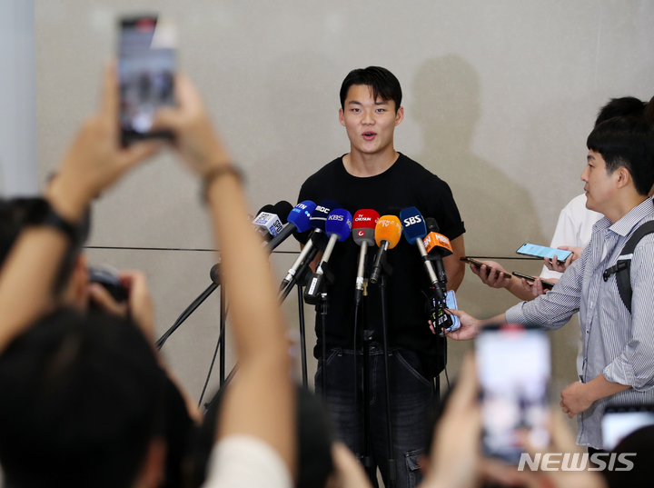 [인천공항=뉴시스] 조성우 기자 = 스코틀랜드 프로축구 셀틱에서 뛰고 있는 오현규가 5일 오후 인천국제공항 제2여객터미널을 통해 귀국한 뒤 취재진과 인터뷰를 진행하고 있다. 2023.06.05. xconfind@newsis.com