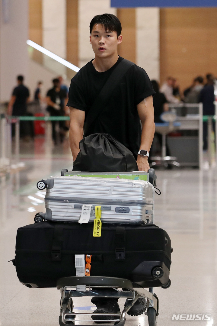 [인천공항=뉴시스] 조성우 기자 = 스코틀랜드 프로축구 셀틱에서 뛰고 있는 오현규가 5일 오후 인천국제공항 제2여객터미널을 통해 귀국하고 있다. 2023.06.05. xconfind@newsis.com