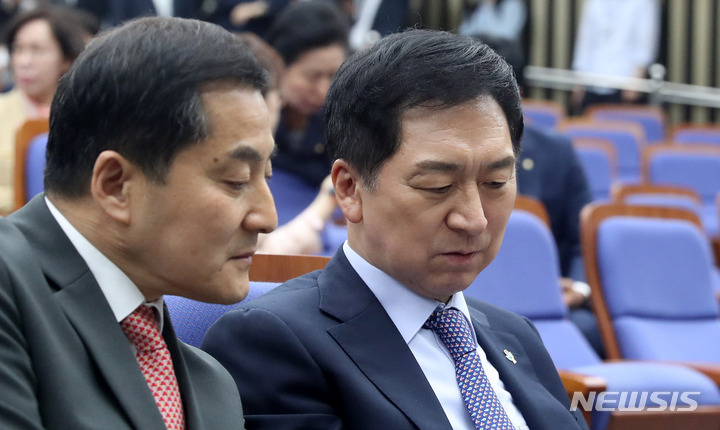 [서울=뉴시스] 추상철 기자 = 김기현 국민의힘 당 대표가 5일 오후 서울 여의도 국회에서 열린 긴급 의원총회에 참석해 박대출 정책위의장과 대화하고 있다. 2023.06.05. scchoo@newsis.com