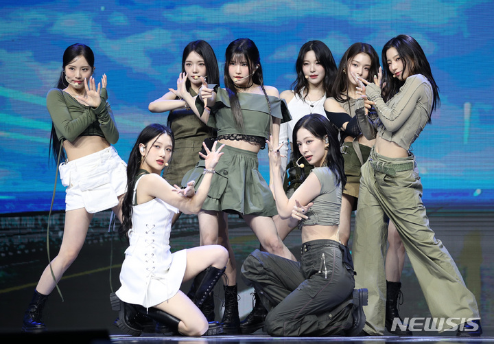 [서울=뉴시스] 김진아 기자 = 그룹 프로미스나인이 5일 서울 광진구 예스24 라이브홀에서 열린 정규 1집 '언락 마이 월드(Unlock My World)' 발매 기념 미디어 쇼케이스에서 무대를 선보이고 있다. 2023.06.05. bluesoda@newsis.com