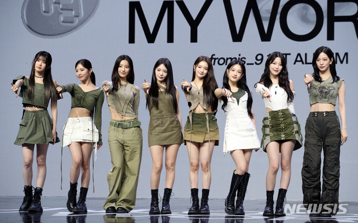 [서울=뉴시스] 김진아 기자 = 그룹 프로미스나인이 5일 서울 광진구 예스24 라이브홀에서 열린 정규 1집 '언락 마이 월드(Unlock My World)' 발매 기념 미디어 쇼케이스에서 포토타임을 갖고 있다. 왼쪽부터 송하영, 박지원, 이새롬, 노지선, 이나경, 이서연, 백지헌, 이채영. 2023.06.05. bluesoda@newsis.com