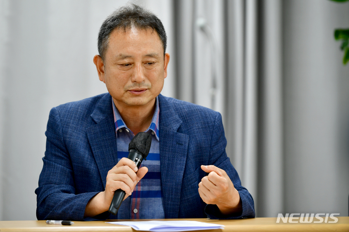 [광주=뉴시스] 이영주 기자 = 이국언 (사)일제강제동원시민모임 이사장이 5일 오후 광주 동구 전일빌딩245에서 열린 '윤석열 정권의 시민단체 탄압 관련 광주지역 시민사회단체 간담회'에 참석해 현황을 공유하고 있다. 2023.06.05. leeyj2578@newsis.com