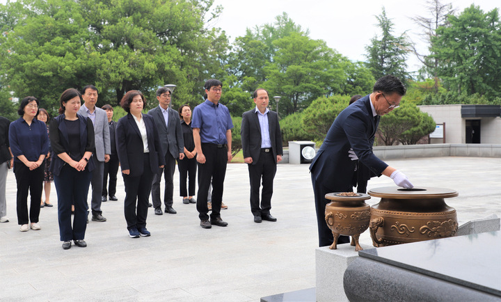 [광주=뉴시스] 광주전남병무청은 호국보훈의 달을 맞아 5일 광주공원 내 현충탑을 참배했다고 5일 밝혔다.(사진=광주전남병무청 제공) 2023.06.05. photo@newsis.com *재판매 및 DB 금지