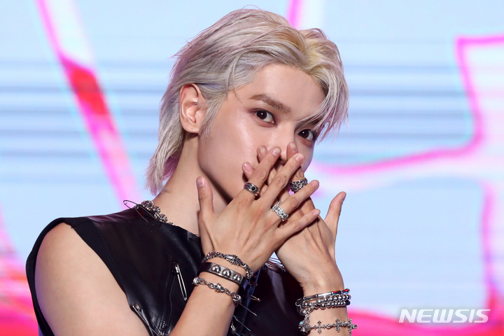 [서울=뉴시스] 박진희 기자 = 그룹 '엔시티' 태용이 5일 서울 강남구 에스제이쿤스트할레에서 본인이 전곡을 작사·작곡한 첫 미니앨범 '샤랄라(SHALALA)' 쇼케이스를 하고 있다. 2023.06.05. pak7130@newsis.com