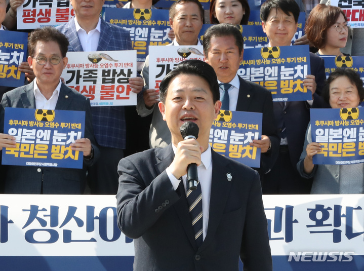 [서울=뉴시스] 전진환 기자 = 5일 오후 서울 여의도 국회 본관 앞에서 열린 후쿠시마 방사능 오염수 해양투기및 수산물수입반대 더불어민주당 서울특별시당 서명운동본부 발대식에서 서울시당위원장인 김영호 의원이 발언하고 있다. 2023.06.05. amin2@newsis.com