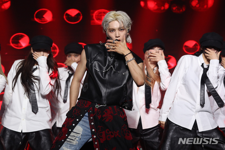 [서울=뉴시스] 박진희 기자 = 그룹 '엔시티' 태용이 5일 서울 강남구 에스제이쿤스트할레에서 본인이 전곡을 작사·작곡한 첫 미니앨범 '샤랄라(SHALALA)' 쇼케이스를 하고 있다. 2023.06.05. pak7130@newsis.com