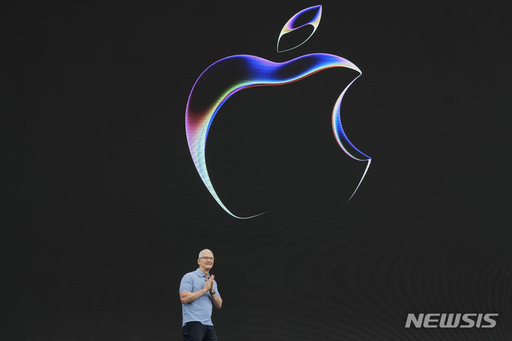 [쿠퍼티노=AP/뉴시스]팀 쿡 애플 CEO(최고경영자가) 지난 5일 미국 캘리포니아 쿠퍼티노 애플 캠퍼스에서 신제품 발표 연설을 하고 있다. 2023.6.5.