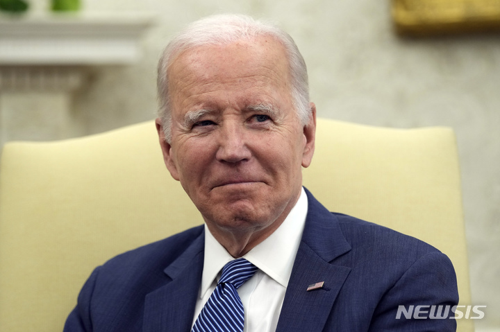 [워싱턴=AP/뉴시스]조 바이든 미국 대통령이 7일 워싱턴 백악관 집무실에서 자신의 학자금빚 탕감정책을 삭제한 공화당의 입법안에 거부권을 행사했다고 밝혔다.&nbsp; 2023.06.08.