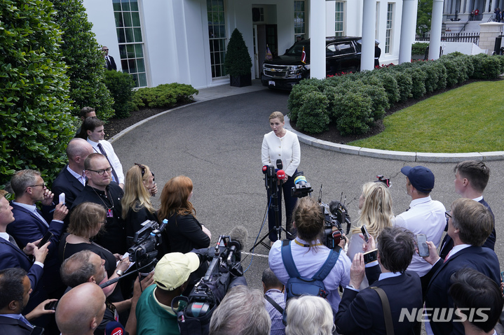 [워싱턴=AP/뉴시스]메테 프레데릭센 덴마크 총리가 5일(현지시간) 워싱턴 백악관에서 조 바이든 대통령과 만난 후 기자들과 이야기하고 있다. 2023.06.05.