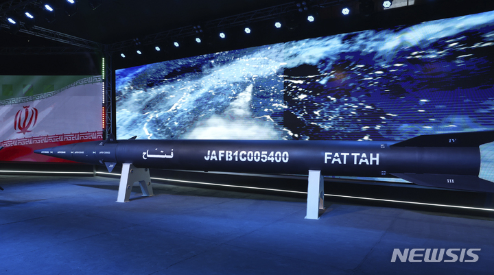 [테헤란=AP/뉴시스] 지난 6일(현지시간) 이란 수도 테헤란에서 열린 기념식에서 '파타흐' 미사일이 공개됐다. 이란은 음속의 15배 속도로 이동할 수 있는 극초음속 미사일을 만들었다고 주장하고 있다. 2023.06.09.