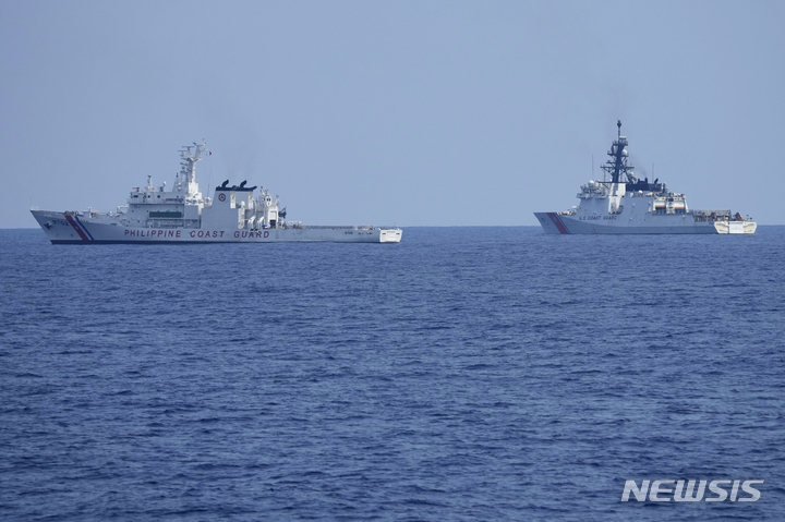 [바탄=AP/뉴시스]중국과 남중국해 영유권 분쟁을 벌이고 있는 필리핀은 2일 미국, 일본 등과 함께 합동 군사 훈련을 시작했다. 사진은 지난 6월 6일 필리핀 바탄 주에서 미국·일본·필리핀 3국간 해안 경비대 훈련 중 필리핀 해안경비대의 멜초라 아키노(Melchora Aquino)호와 미국 해안경비대의 경비함 '스트래튼(Stratton)'함의 모습. 2023.10.03.