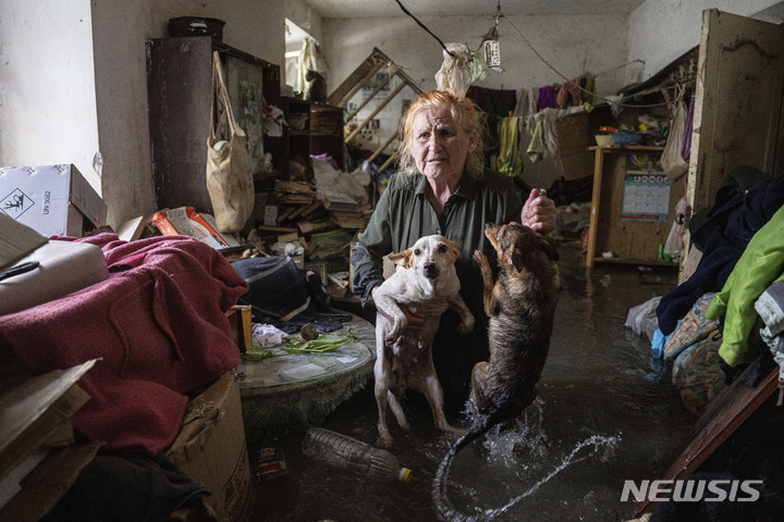 [헤르손=AP/뉴시스] 6일(현지시간) 우크라이나 헤르손 홍수 지역에서 주민들이 대피하고 있다. 이날 새벽 러시아군이 점령 중인 우크라이나 노바카호우카 댐 일부가 폭발해 홍수가 발생, 주민들이 대피하고 인근 자포리자 원자력발전소의 냉각수 공급 차질 우려를 빚고 있다. 러시아와 우크라이나 양국은 서로를 배후로 지목했다. 2023.06.07.