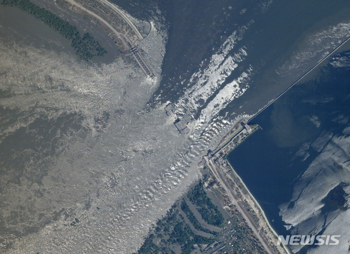 [노바카호우카=AP/뉴시스] 6일(현지시간) 플래닛랩스가 공개한 위성 사진에 우크라이나 노바카호우카 댐 일부 폭발 모습이 담겨있다. 이날 새벽 러시아군이 점령 중인 우크라이나 노바카호우카 댐 일부가 폭발해 홍수가 발생, 주민들이 대피하고 인근 자포리자 원자력발전소의 냉각수 공급 차질 우려를 빚고 있다. 러시아와 우크라이나 양국은 서로를 배후로 지목했다. 2023.06.07.
