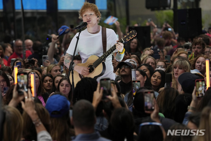 [뉴욕=AP/뉴시스] 가디언 등 외신이 17일(현지 시간) 영국 최고의 공연장 로열 앨버트 홀의 좌석 소유 권한을 거액에 양도한다는 소식을 보도한 가운데 영국 가수 에드시런이 반대 의사를 표명했다고 알려졌다. 사진은 공연 중인 에드시런의 모습. 2023.12.19.