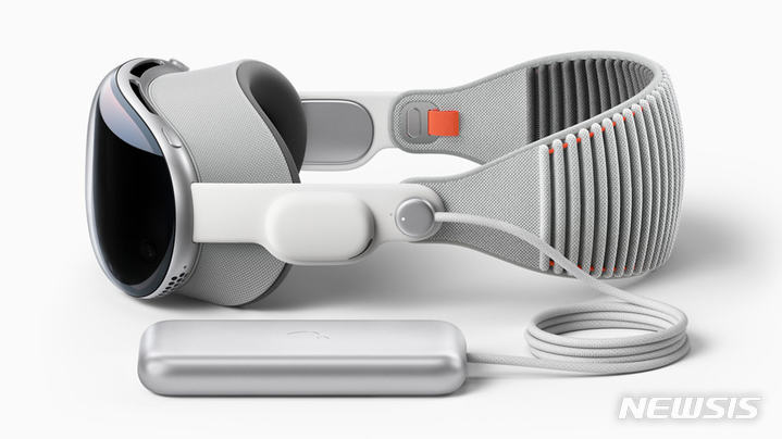 [서울=뉴시스]애플이 6일 '세계 개발자 컨퍼런스(WWDC) 2023'을 개막하고 9년 만의 새로운 폼팩터 제품인 '애플 비전 프로(Apple Vision Pro)'를 선보였다. 비전 프로의 유리는 특수 제작된 알루미늄 합금 프레임 안으로 매끄럽게 연결되며 프레임은 사용자의 얼굴을 곡면으로 감싼다. 모듈형 시스템에는 라이트실과 헤드 밴드가 포함되며 얼굴에 딱 맞는 착용감을 제공한다.(사진=애플 제공)
