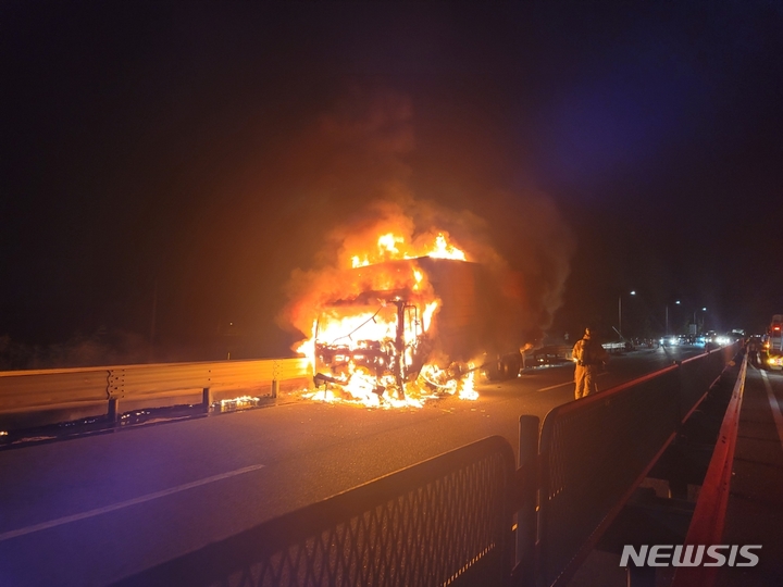 [나주=뉴시스] 김혜인 기자 = 5일 오후 전남 나주시 평산동 한 편도 2차로에서 식자재를 실은 4.5t화물차가 불이 나 소방 당국이 진화하고 있다. 2023.06.05. (사진=나주소방 제공) photo@newsis.com