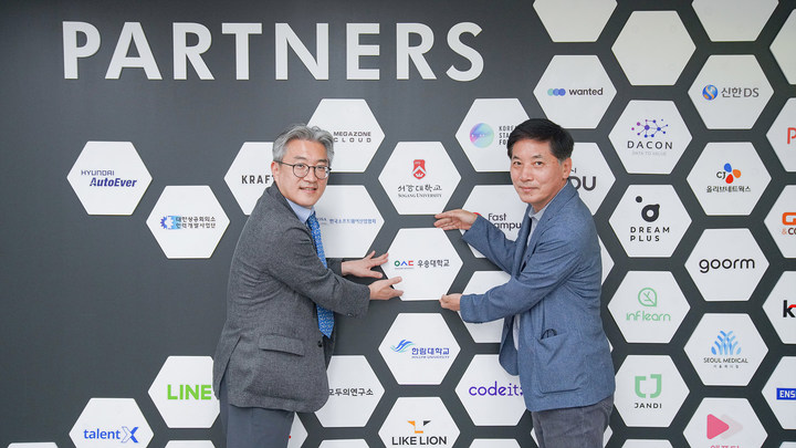 왼쪽부터 엔디컷국제대학 이유택 학장과 '이노베이션아카데미 42서울' 전영표 학장. *재판매 및 DB 금지