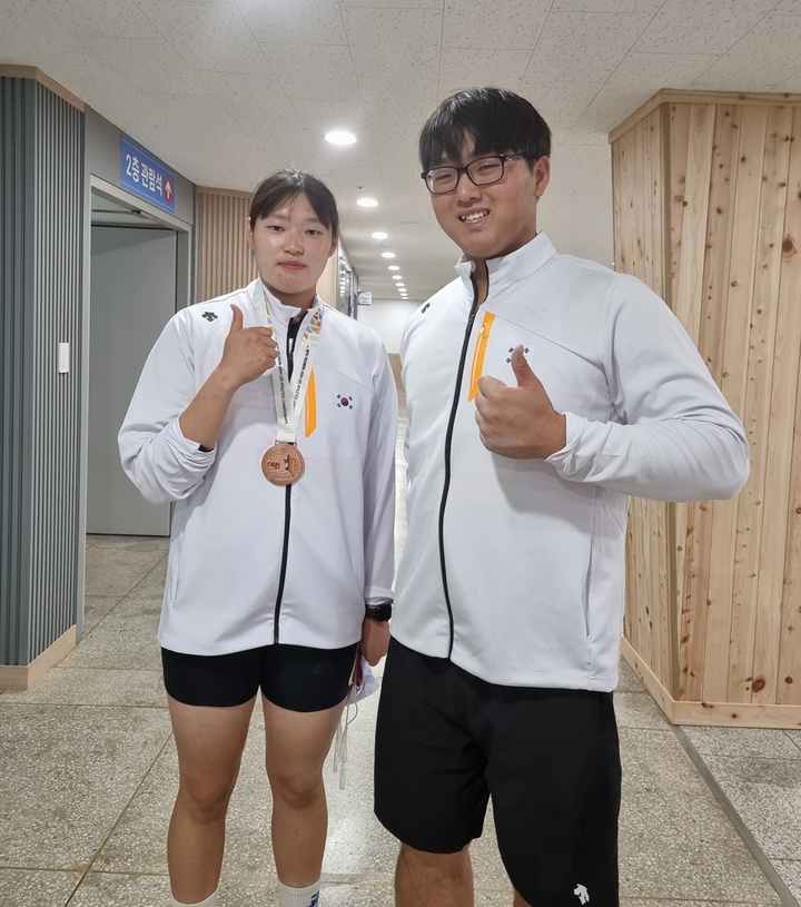 나란히 고교 한국기록을 수립한 해머던지기 김태희와 포환던지기 박시훈. (사진=대한육상연맹 제공) *재판매 및 DB 금지
