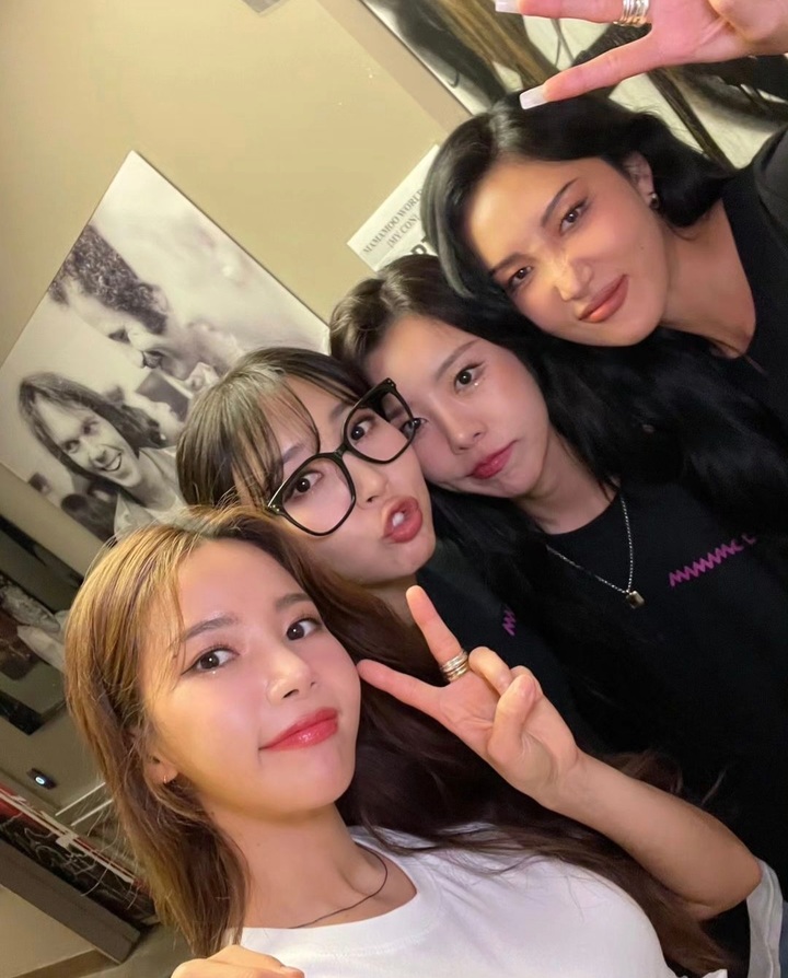 [서울=뉴시스] 그룹 '마마무' 멤버 화사가 5일 자신의 인스타그램에 미국 로스앤젤레스(LA) 공연 후기를 전했다. (사진=화사 인스타그램 캡처) 2023.06.06. photo@newsis.com *재판매 및 DB 금지