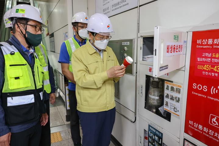 [인천=뉴시스] 지하 역사 화재대비 소방설비 점검. 인천교통공사 제공 *재판매 및 DB 금지