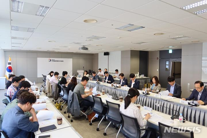 [서울=뉴시스]디지털플랫폼정부위원회는 지난 5일 국내 초거대 AI 기업, 행정안전부, 과학기술정보통신부, 한국지능정보사회진흥원 등과 함께 '초거대 공공 AI TF' 1차 회의를 개최했다. (사진=디지털플랫폼정부위원회 제공)