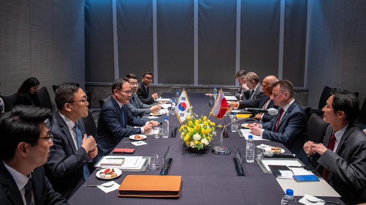 [서울=뉴시스] 지난 5일 방한한 마리우시 브와슈차크 폴란드 부총리 겸 국방부 장관(오른쪽 둘째)과 임종득 국가안보실 2차장(왼쪽 셋째)이 만나 협력 방안에 대해 논의하고 있다. (사진=폴란드 국방부 제공) 2023.06.06 photo@newsis.com *재판매 및 DB 금지