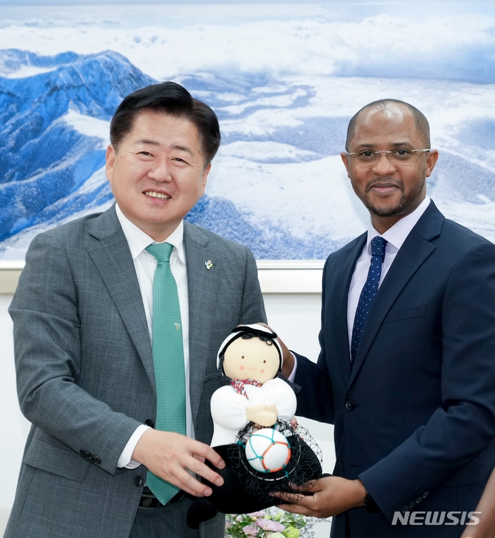 [제주=뉴시스] 오영훈 제주지사가 5일 오후 제주도청 집무실에서 토골라니 에드리스 마부라(Togolani Edriss Mavura) 주한 탄자니아 대사에게 제주해녀 캐릭터 인형을 선물하고 있다. (사진=제주도청) 2023.06.06. photo@newsis.com