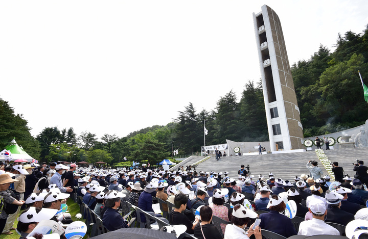 [대구=뉴시스] 이무열 기자 = 6일 오전 대구 남구 충혼탑에서 '제68회 현충일 추념식'이 진행되고 있다. 2023.06.06. lmy@newsis.com *재판매 및 DB 금지