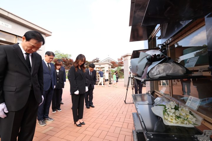 [수원=뉴시스] 임태희 경기도교육감, 이천호국원 현충탑 참배. (사진=경기도교육청 제공) 2023.06.06. photo@newsis.com *재판매 및 DB 금지
