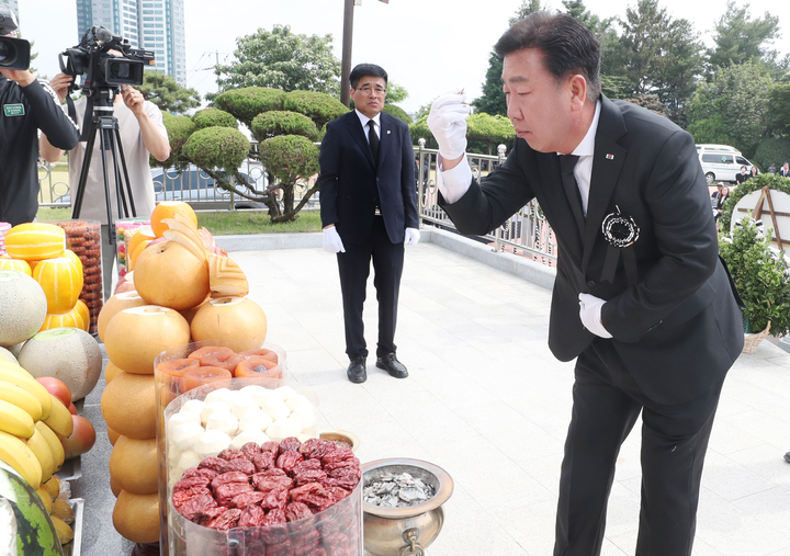 [청주=뉴시스] 임선우 기자 = 이범석 충북 청주시장이 6일 청주시 사직동 충혼탑에서 열린 68회 현충일 추념식에서 분향을 하고 있다. (사진=청주시 제공) 2023.06.06. photo@newsis.com *재판매 및 DB 금지