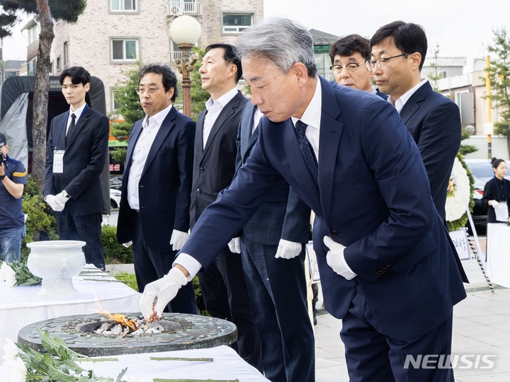 [인천=뉴시스] 윤환 인천 계양구청장이 6일 장기동 황어장터 3·1만세운동 기념탑에서 열린 '제68회 현충일 추념식'에서 분향하고 있다. (사진=인천 계양구 제공)