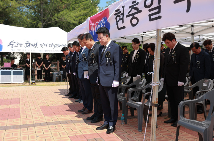 이응우 계룡시장을 비롯한 보훈단체장들이 6일 충령탑에서 제68회 현충일 추념식에서 묵념을 하고 있다. 2023. 06. 06 계룡시 *재판매 및 DB 금지
