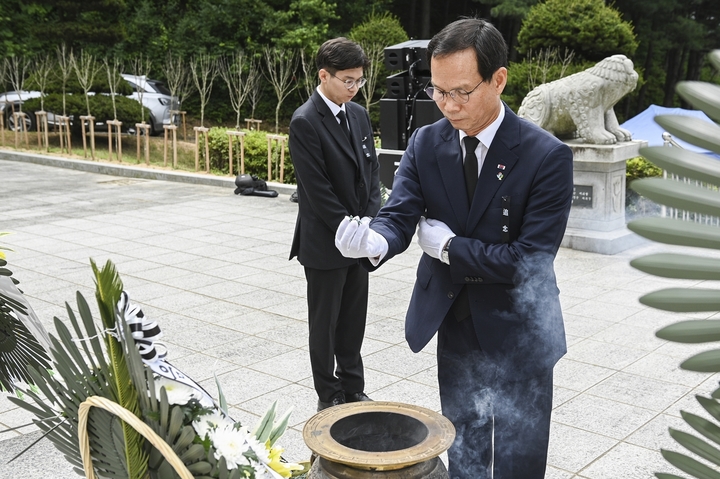 [음성=뉴시스] 강신욱 기자 = 조병옥 충북 음성군수가 6일 무극전적국민관광지 내 충혼탑에서 거행된 68회 현충일 추념행사에서 순국선열과 호국영령의 숭고한 희생정신을 추모하는 분향을 하고 있다. (사진=음성군 제공) 2023.06.06. photo@newsis.com  *재판매 및 DB 금지