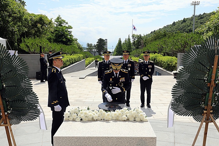 제68회 현충일을 맞아 6일 해경교육원 충혼탑에서 여인태 교육원장이 분향하고 있다. 교육원 제공 *재판매 및 DB 금지