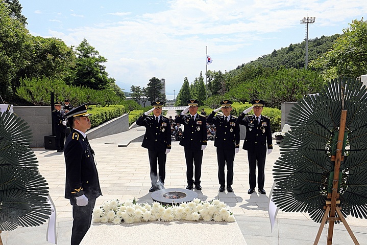 제68회 현충일을 맞아 6일 해경교육원 충혼탑에서 여인태 교육원장과 과장들이 분향·헌화 후 경례하고 있다. 교육원 제공 *재판매 및 DB 금지