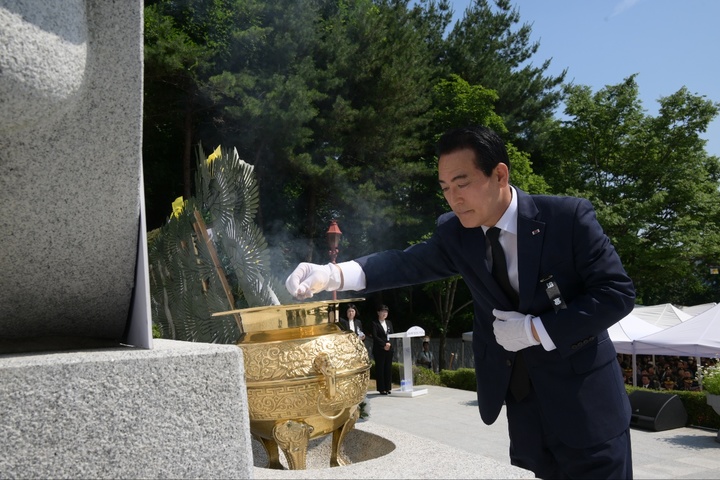 백성현 논산시장이 6일 제68회 현충일을 맞아 강산동 충령탑에서 헌화 분향하고 있다.&nbsp; *재판매 및 DB 금지