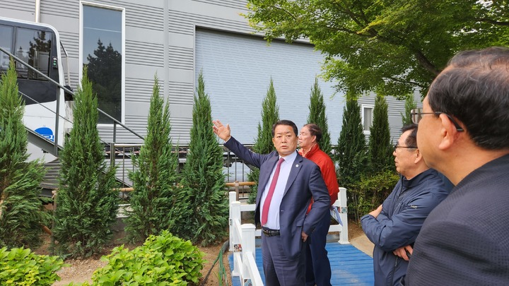 [울산=뉴시스]지난 4일 서동욱 울산 남구청장이 오는 9일부터 장생포 수국 페스티벌이 열리는 장생포 고래문화마을을 방문해 축제 준비 상황을 점검하고 있다. (사진=울산 남구 제공) photo@newsis.com *재판매 및 DB 금지