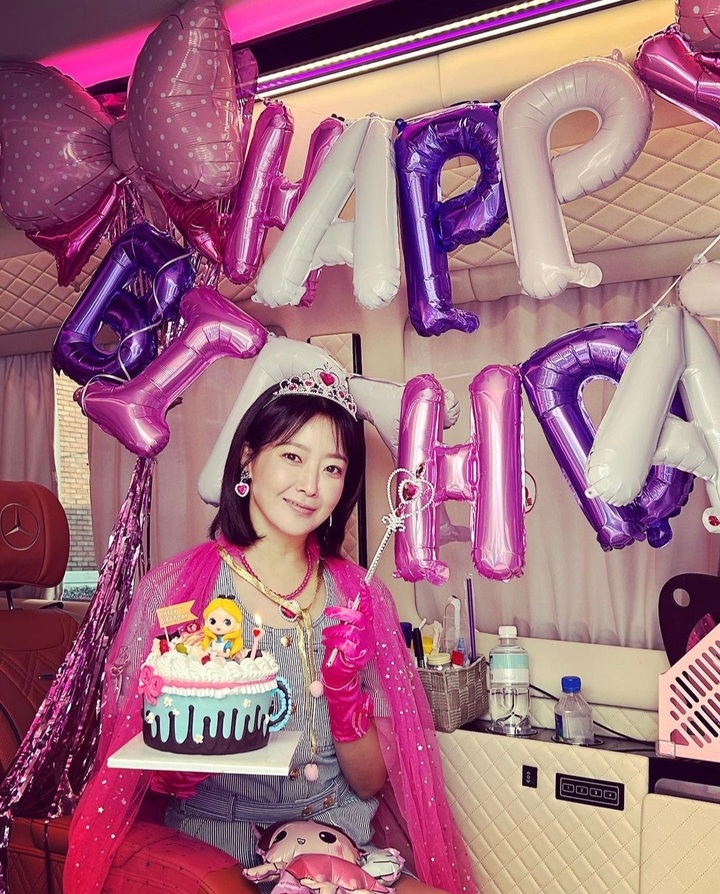 [서울=뉴시스] 배우 김희선이 생일파티 사진을 공개했다. 2023.06.06. (사진=김희선 인스타그램 캡처) photo@newsis.com *재판매 및 DB 금지 *재판매 및 DB 금지